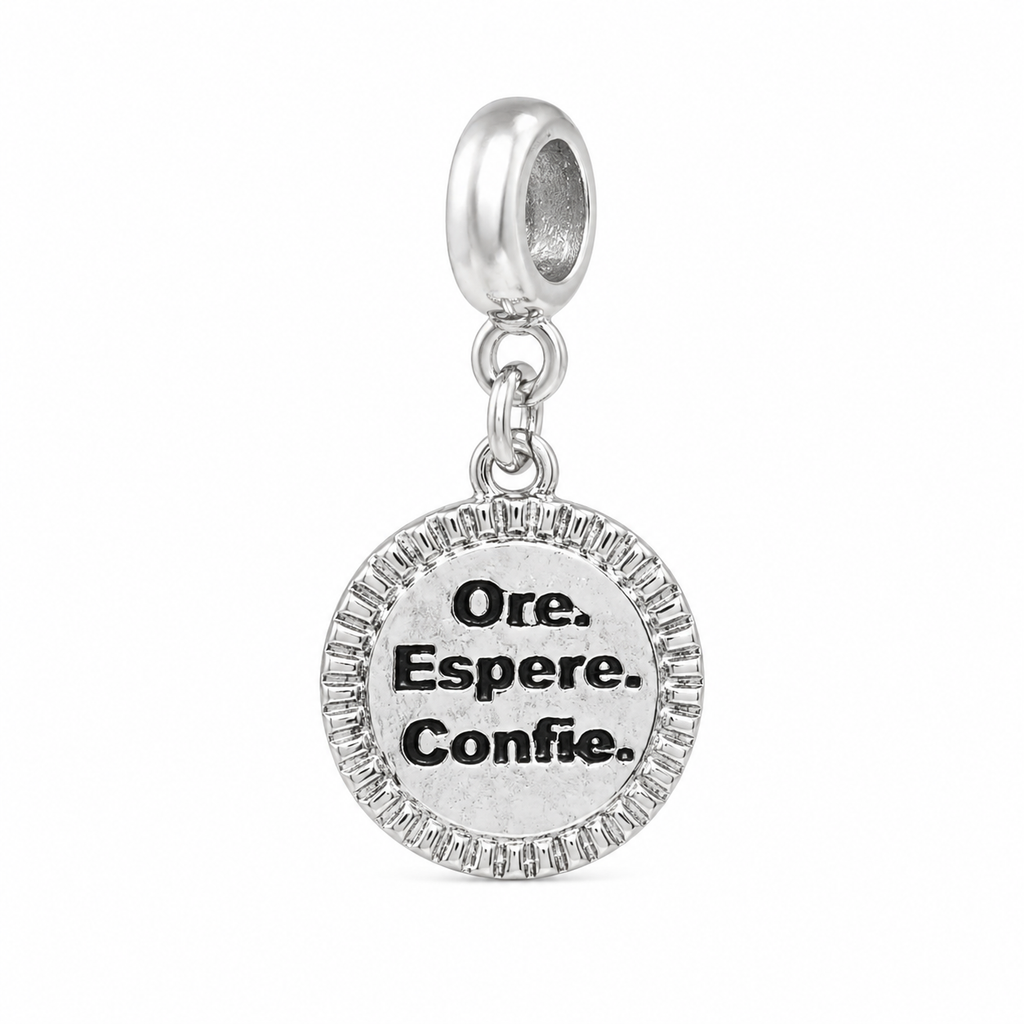 Berloque Medalha “Ore, Espere e Confie”