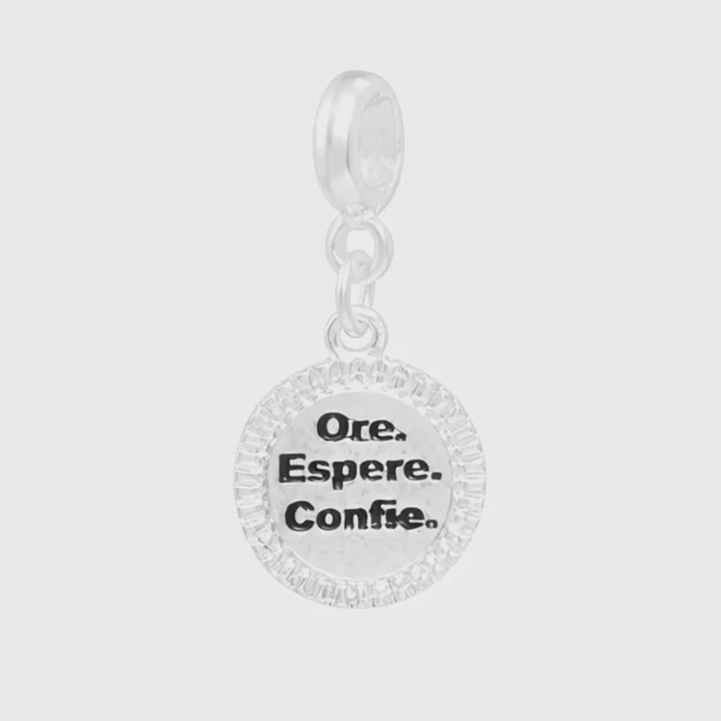 Berloque Medalha “Ore, Espere e Confie”